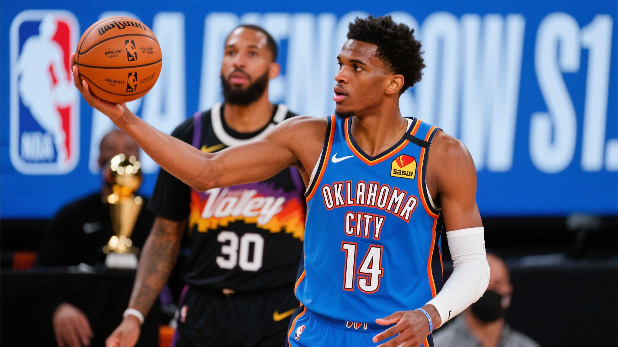 亚历山大缔造传奇：单赛季得分王+总冠军，追平奥尼尔1999-2000壮举